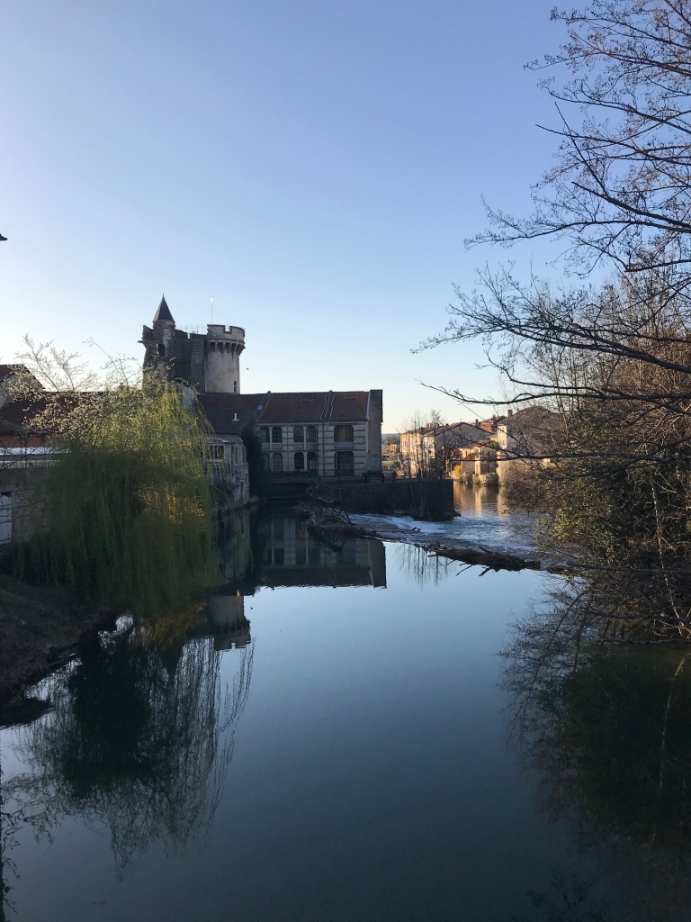vue sur la rivière, en arrière-plan la tour et un bâtiment industriel, fin du jour