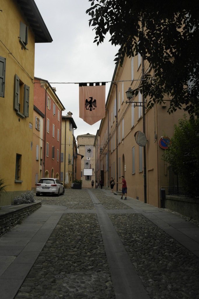 rues pavées, façades colorées de part et d'autres.