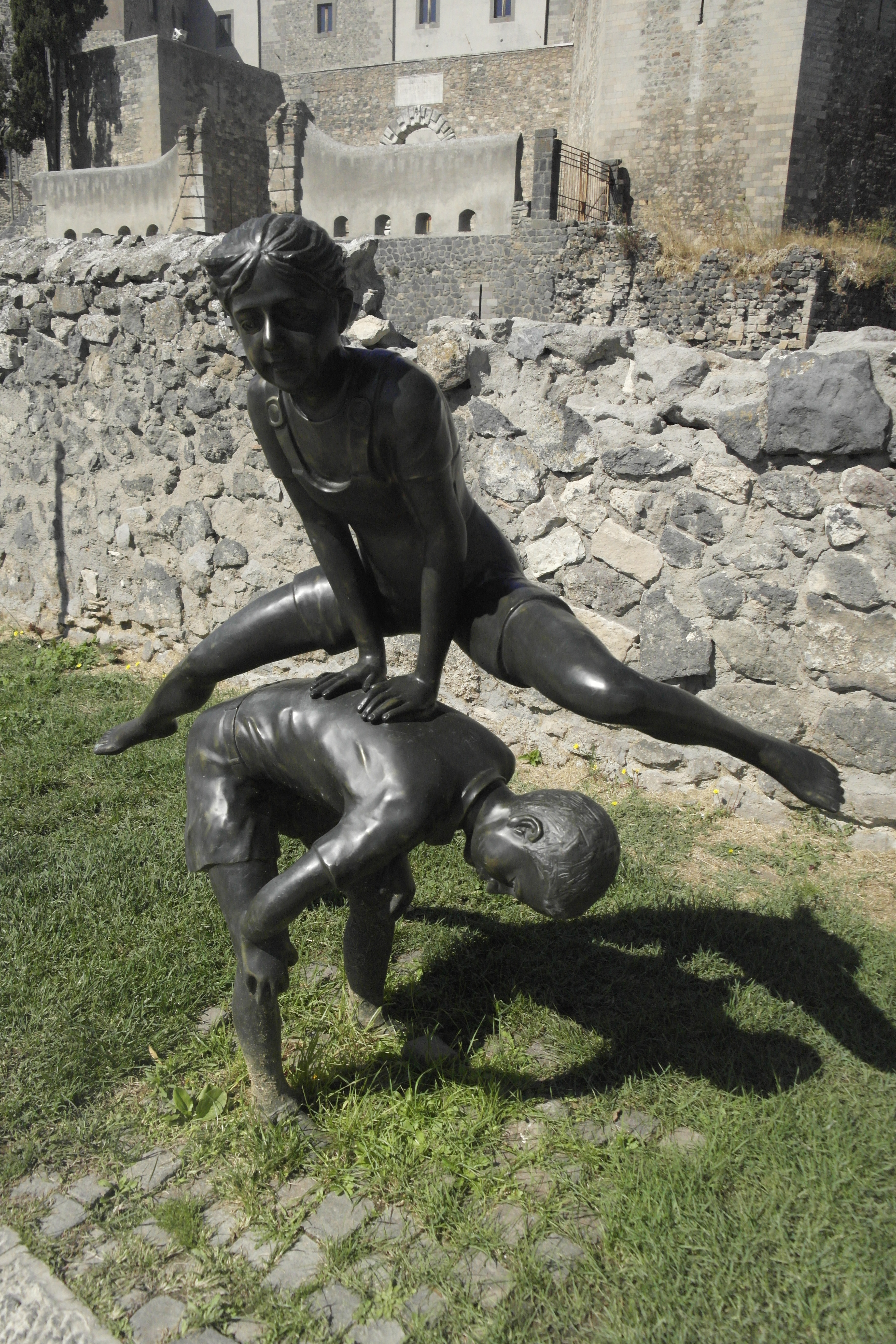 scultptures en métal d'enfants jouant à saute-mouton