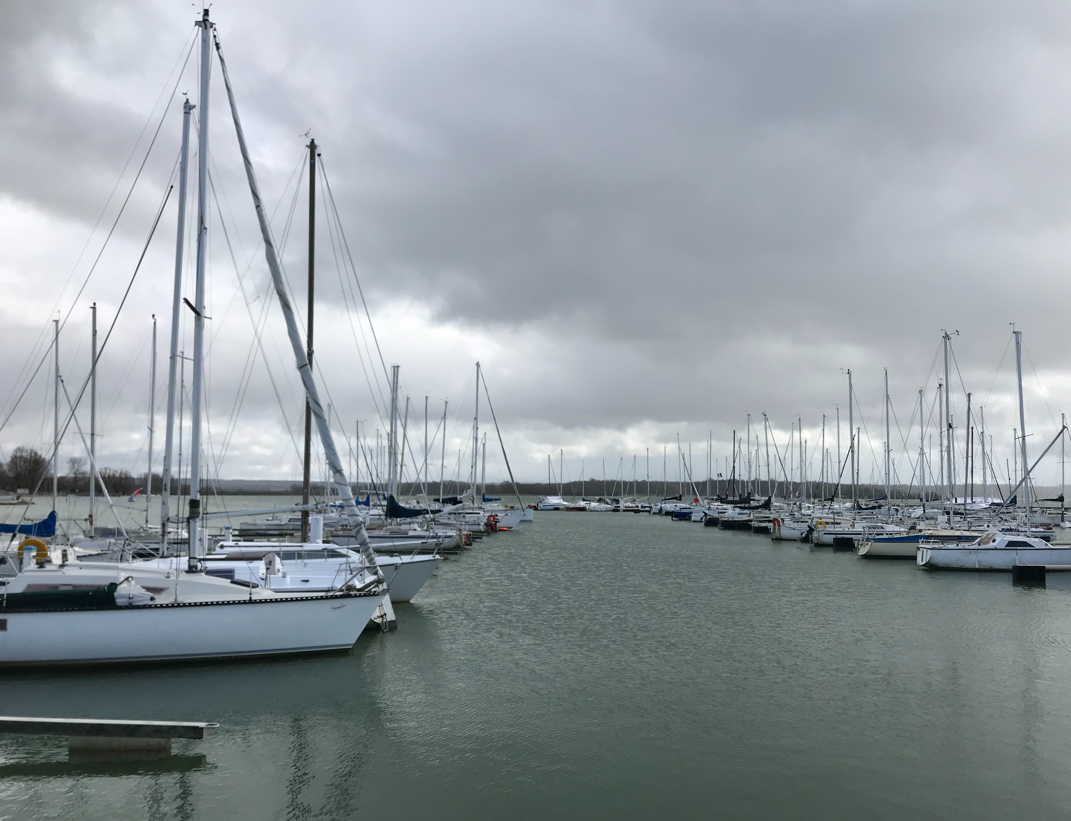 port de bateaux à voile avec ciel gris couvert