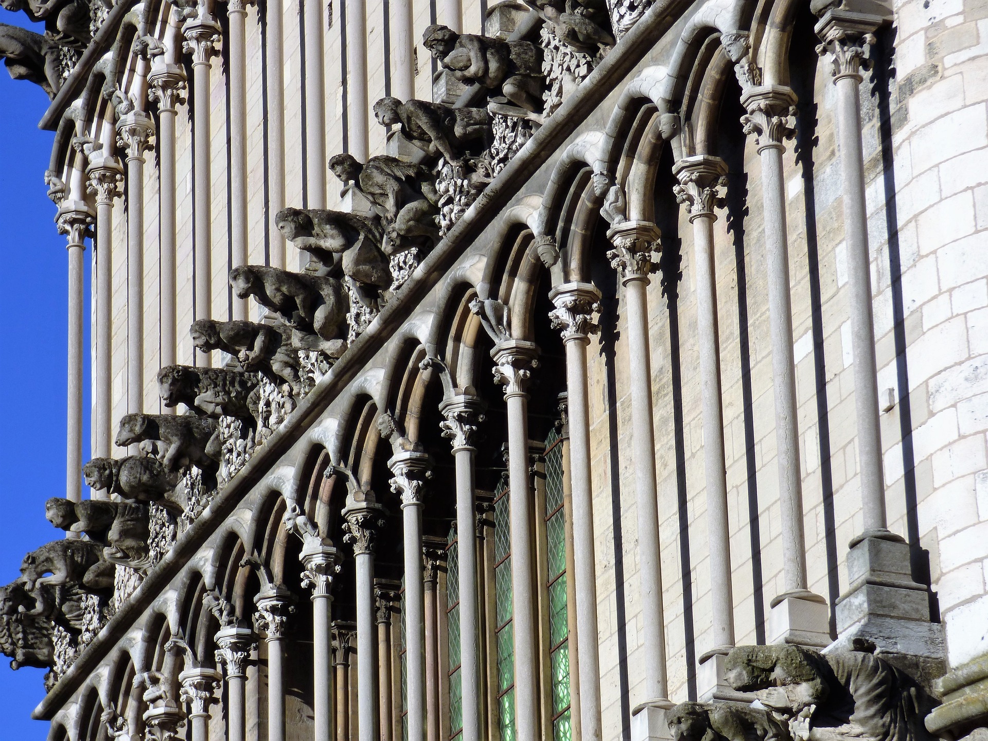 façade d'église - colonnes fines surmontées de gargouilles