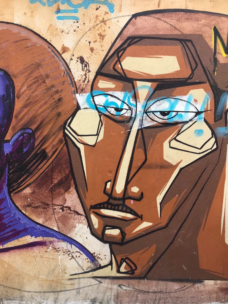 oeuvre de street art mural représentant un personnage au teint mat