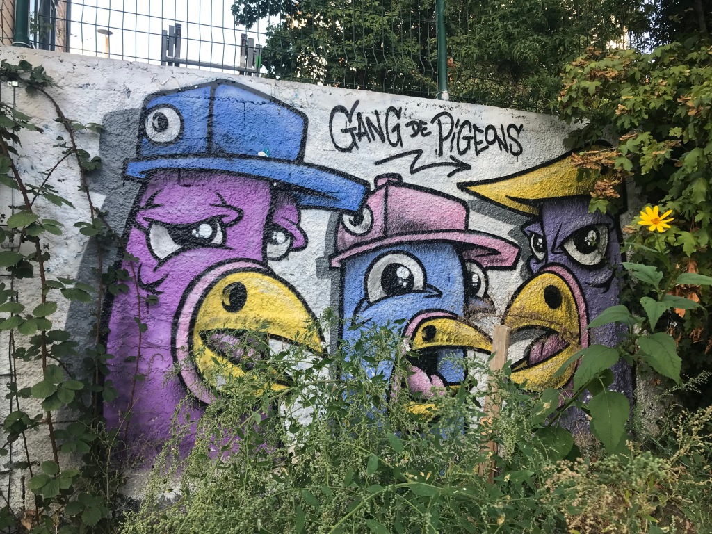 trois pigeons en street art sur un mur