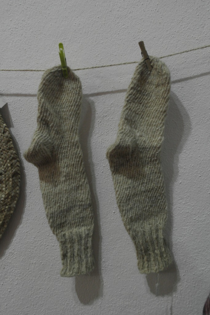 chaussettes tricotées pendues à un fil avec des pincettes