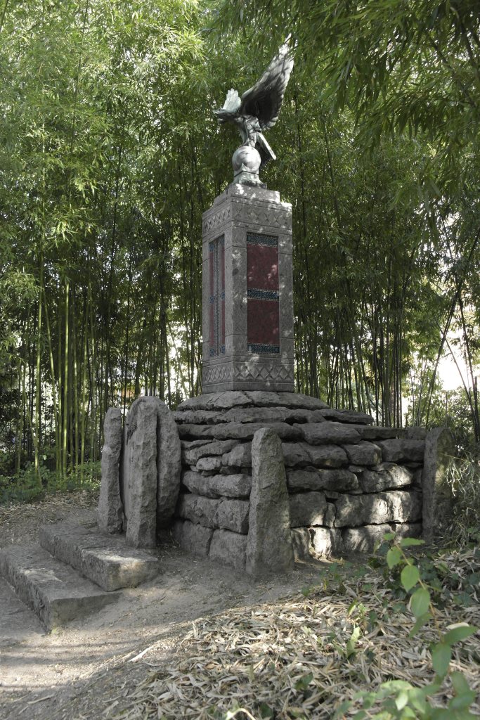 monument au mort au milieu d'une forêt de bambous