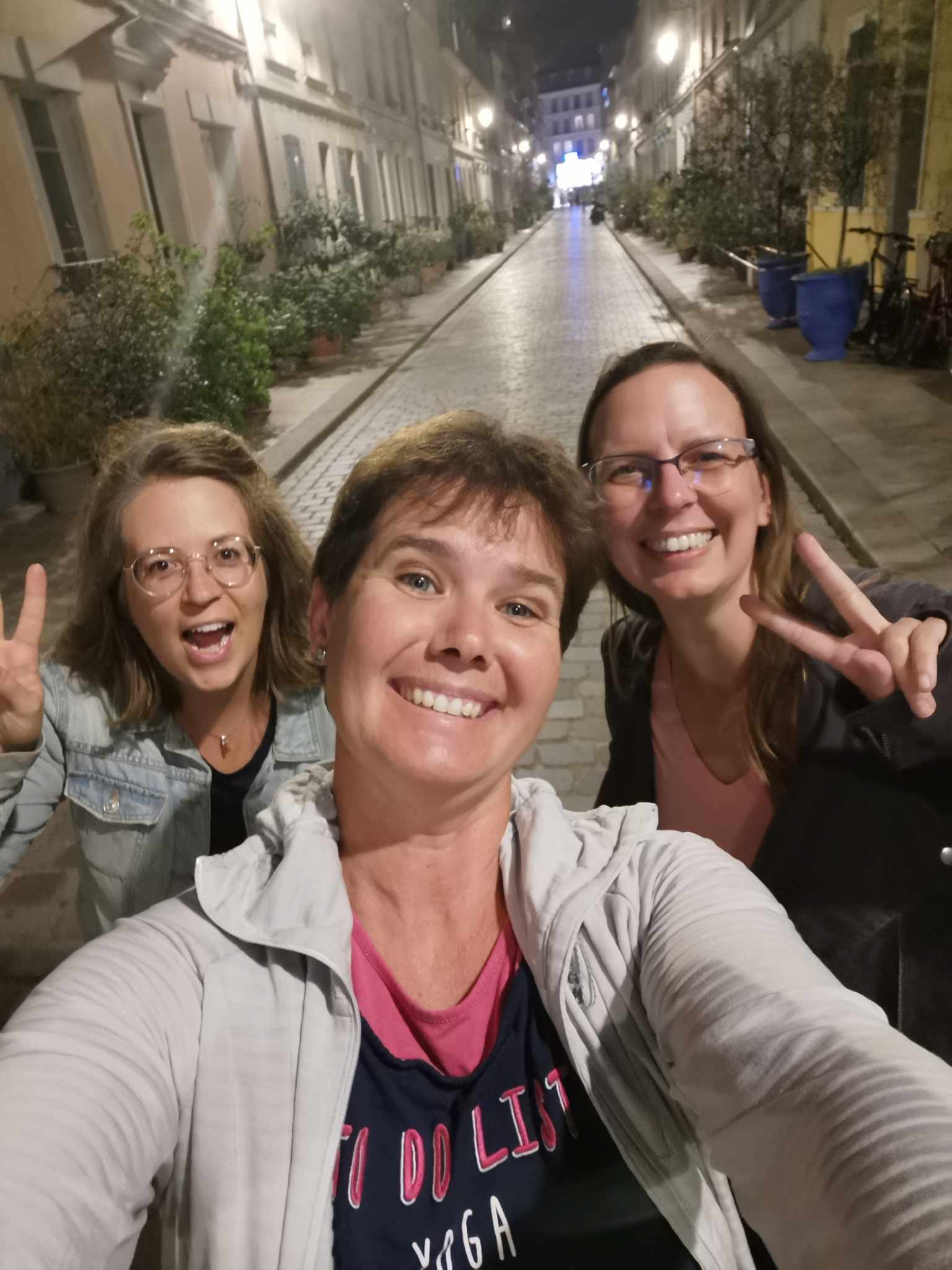 trois femmes au milieu de la rue Crémieux, de nuit