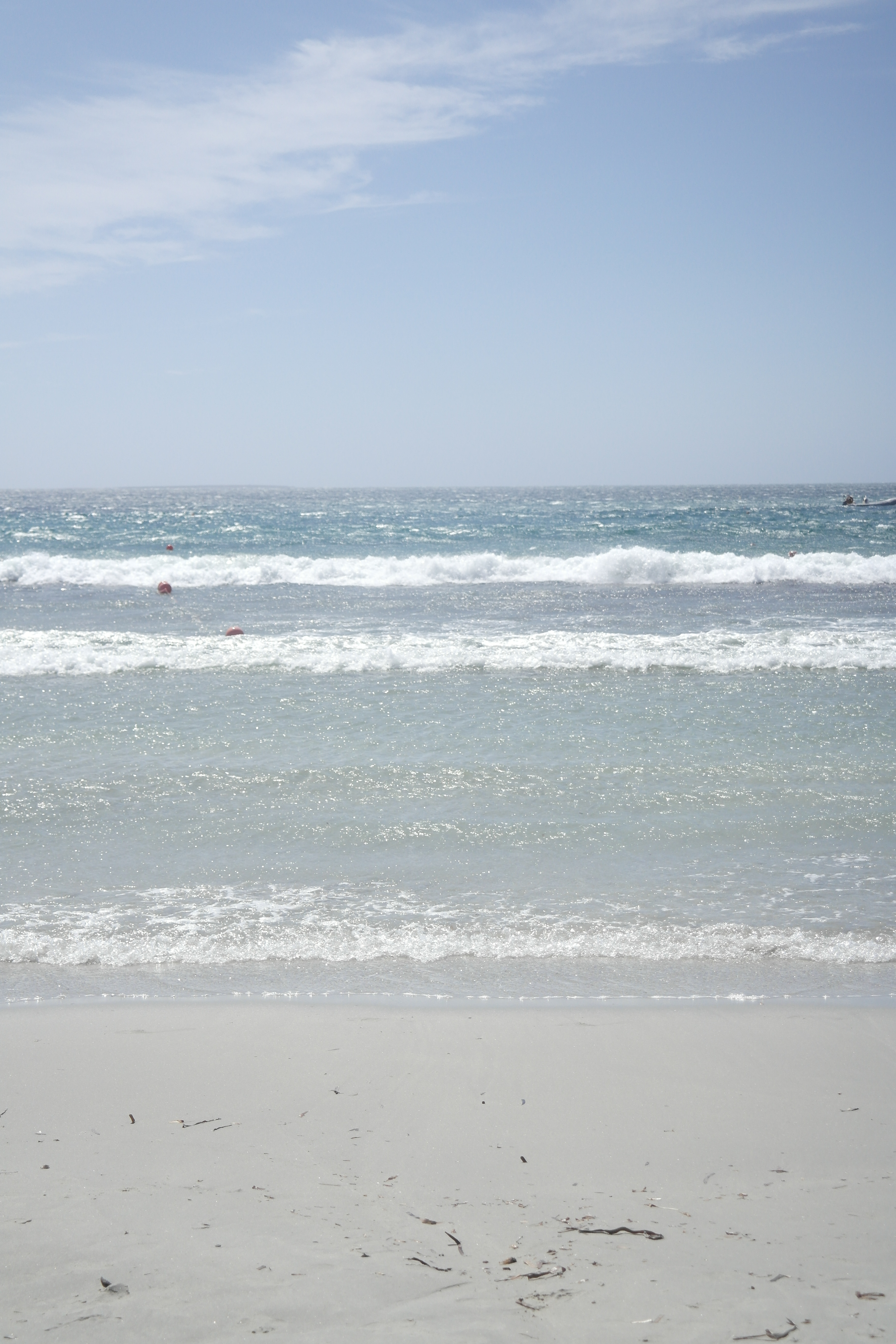 photo portrait de la mer, avec plage de sable clair et ciel bleu