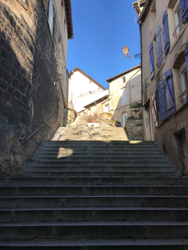 escalier monumental et façades renaissance avec volets bleus