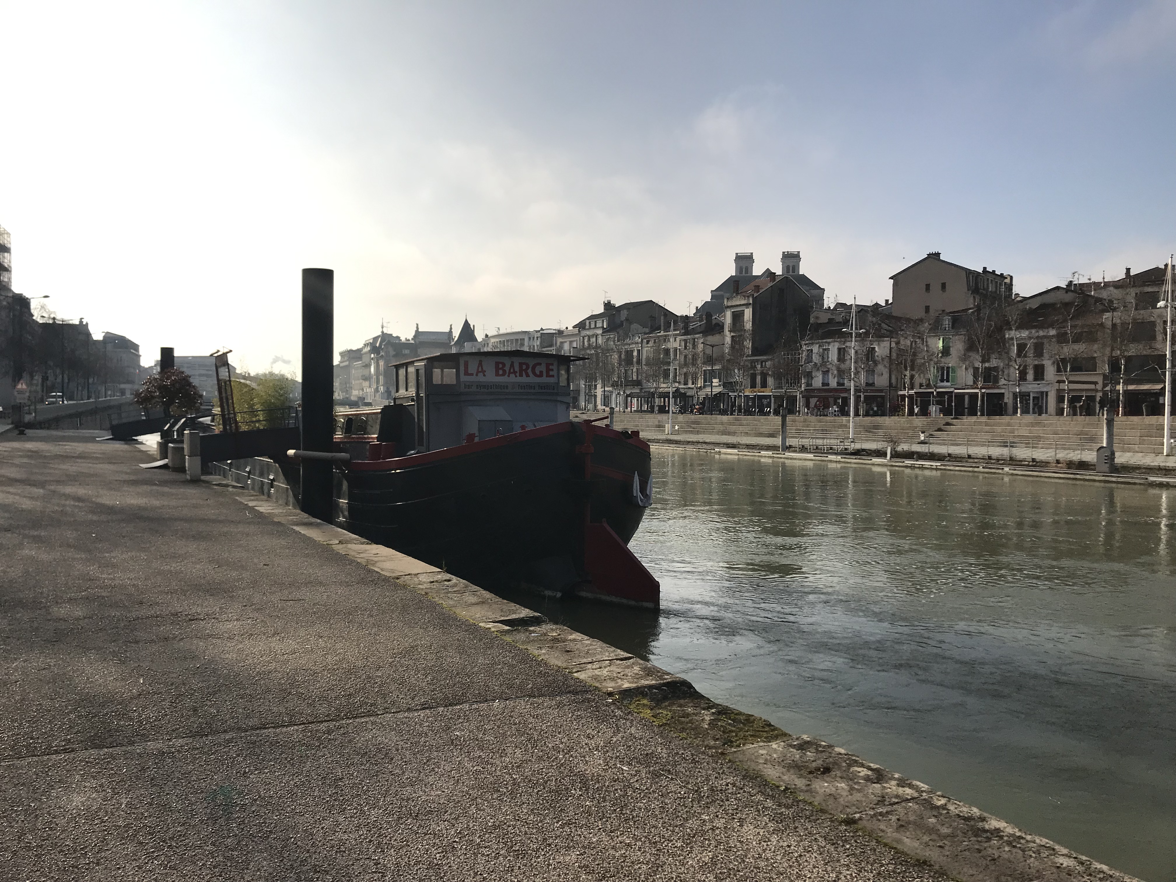la barge, bateau de plaisance à quai, au fond, l'autre rive du fleuve Meuse