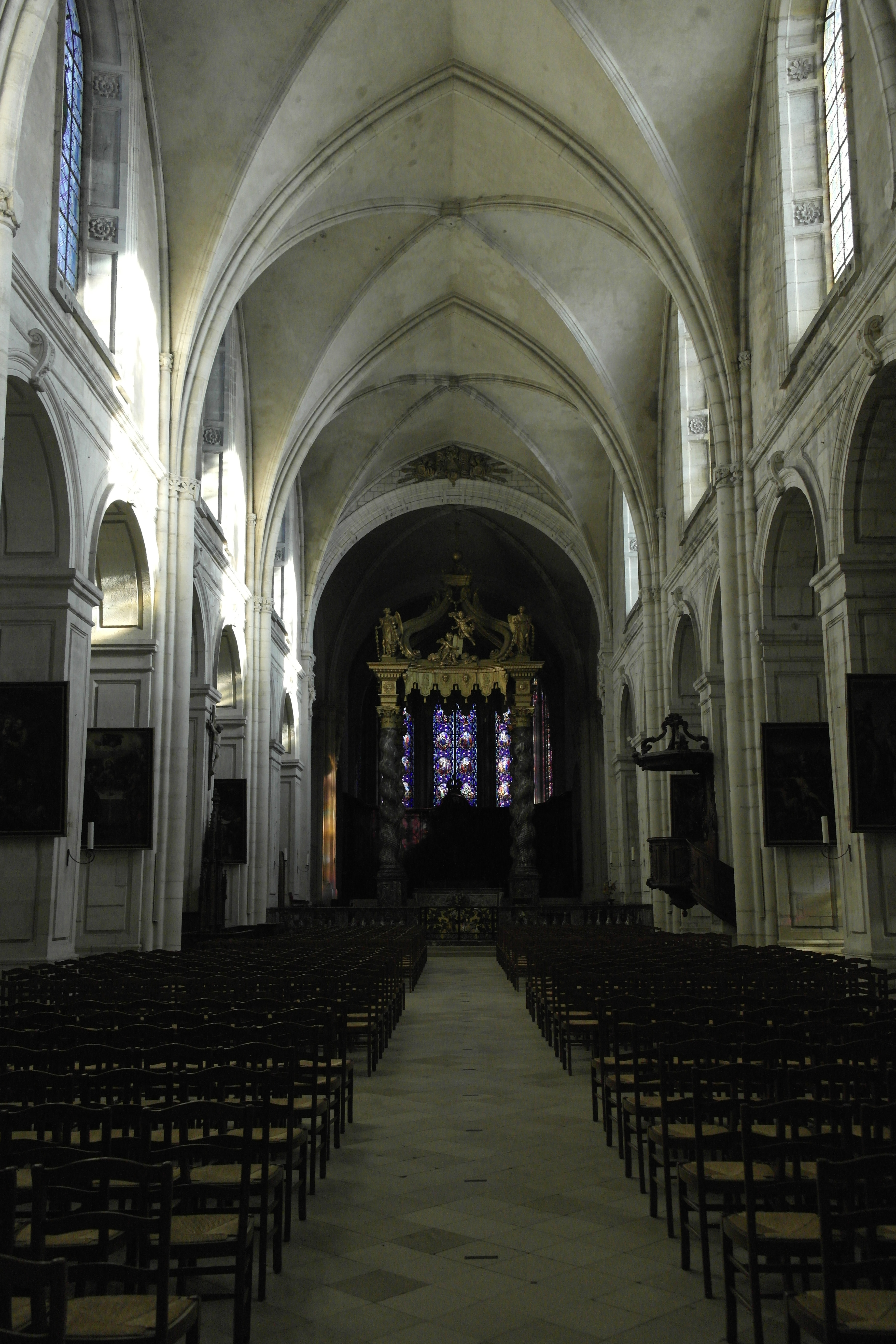 nef d'une église gothique, lumineuse