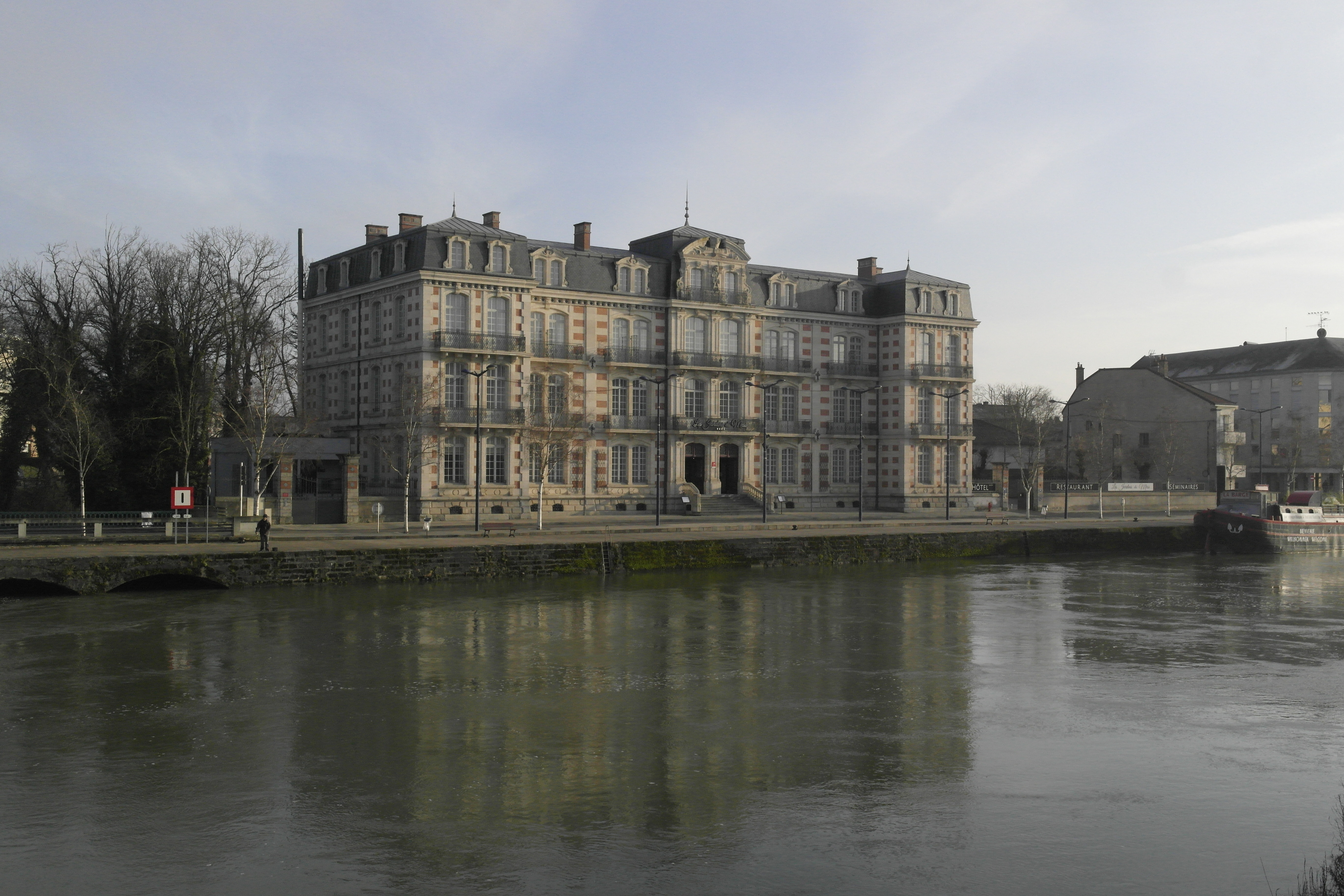 vue d'un ancien bâtiment militaire devenu un hôtel, large fleuve au premier plan