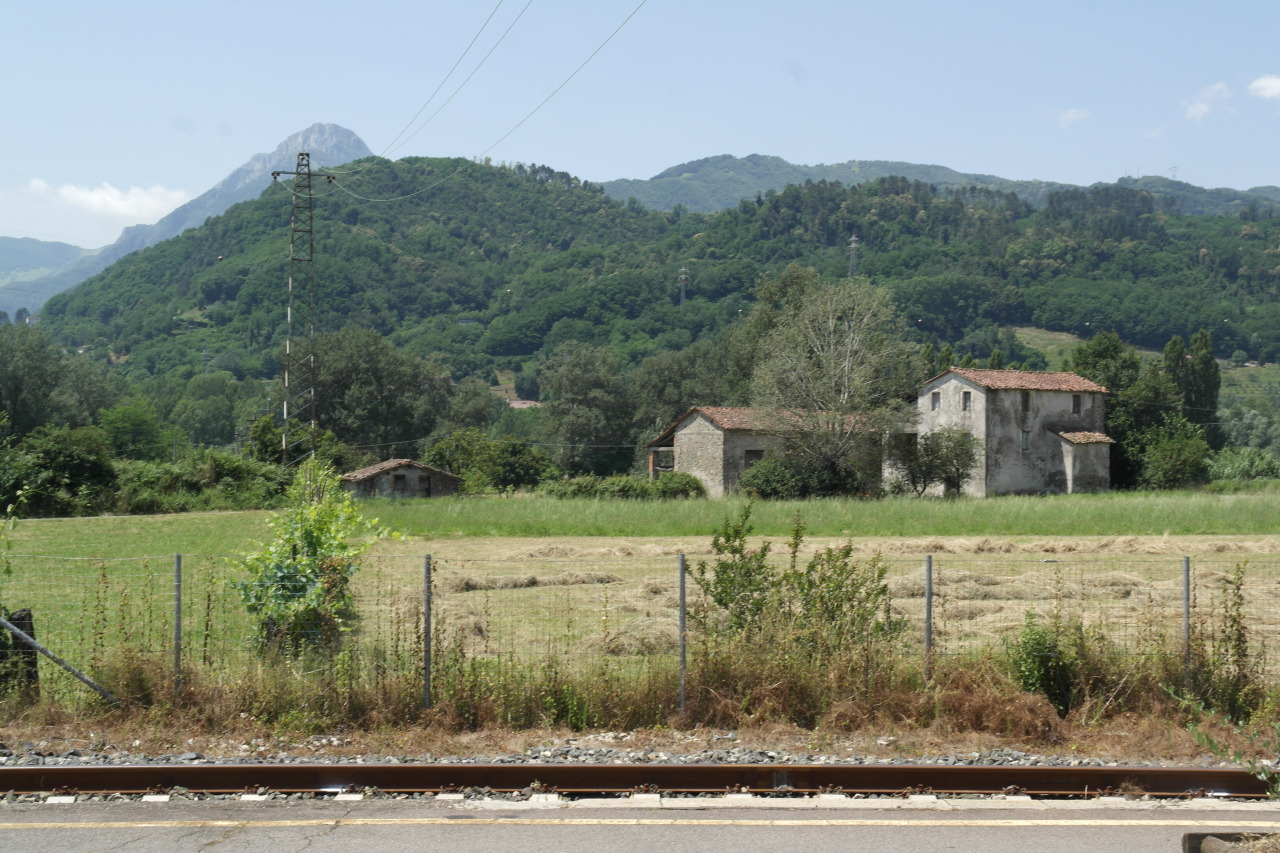 rails de train, montagnes de la garfagnana, toscane, ferme abandonnée