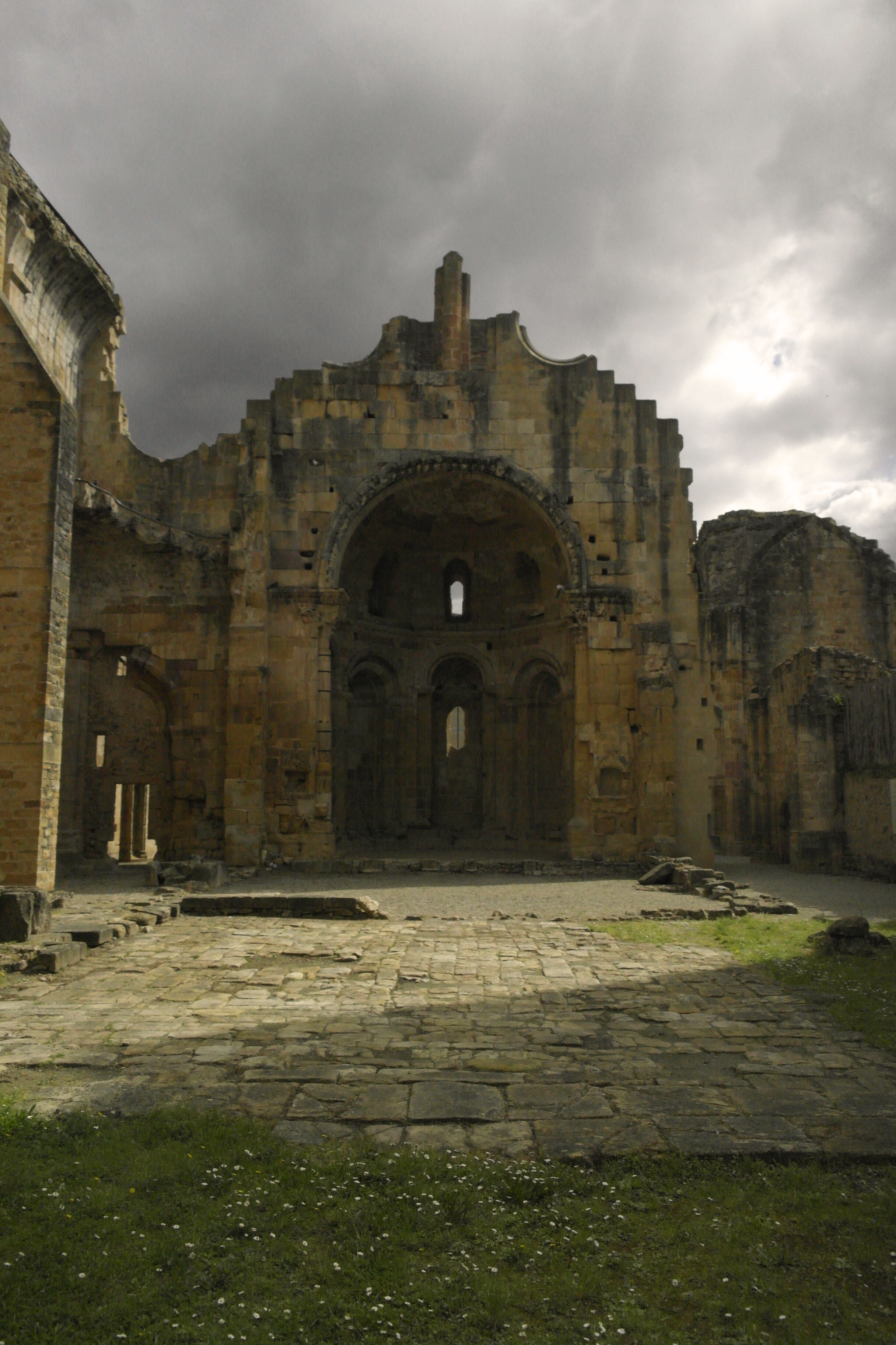 le choeur roman de l'abbaye d'Alet en ruines