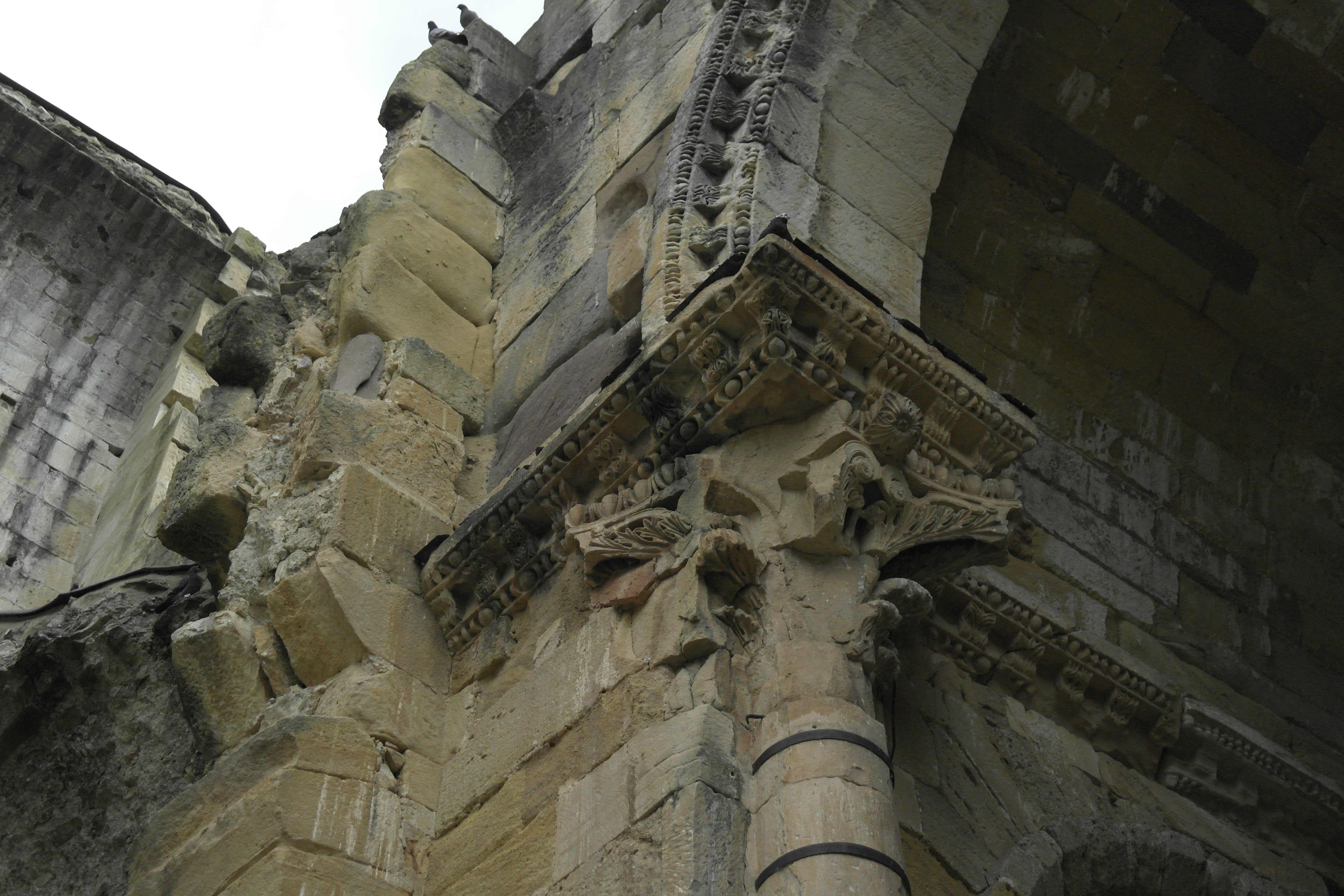zoom sur le chapiteau d'une colonne abbayeAlet-les-Bains