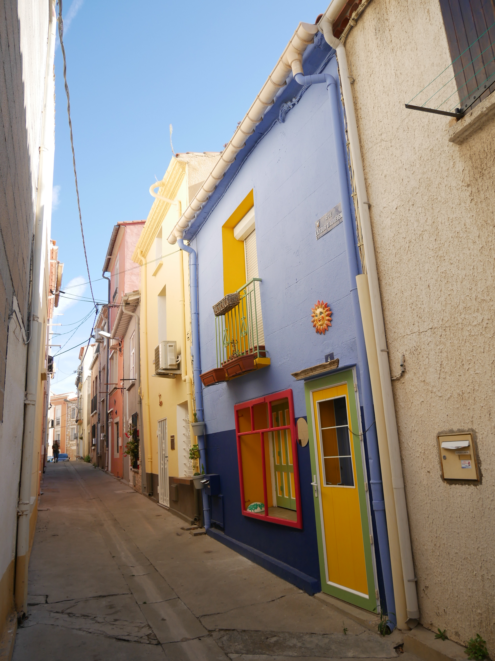 ruelle étroite avec maisons colorées